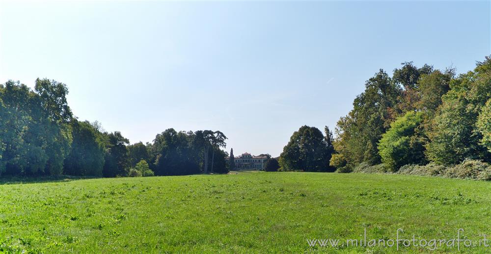 Arcore (Monza e Brianza) - Il prato a centro del parco di Villa Borromeo d'Adda